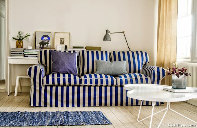 Canapé Ektorp d'Ikea recouvert d'une housse rayée blanche et bleue de Bemz.