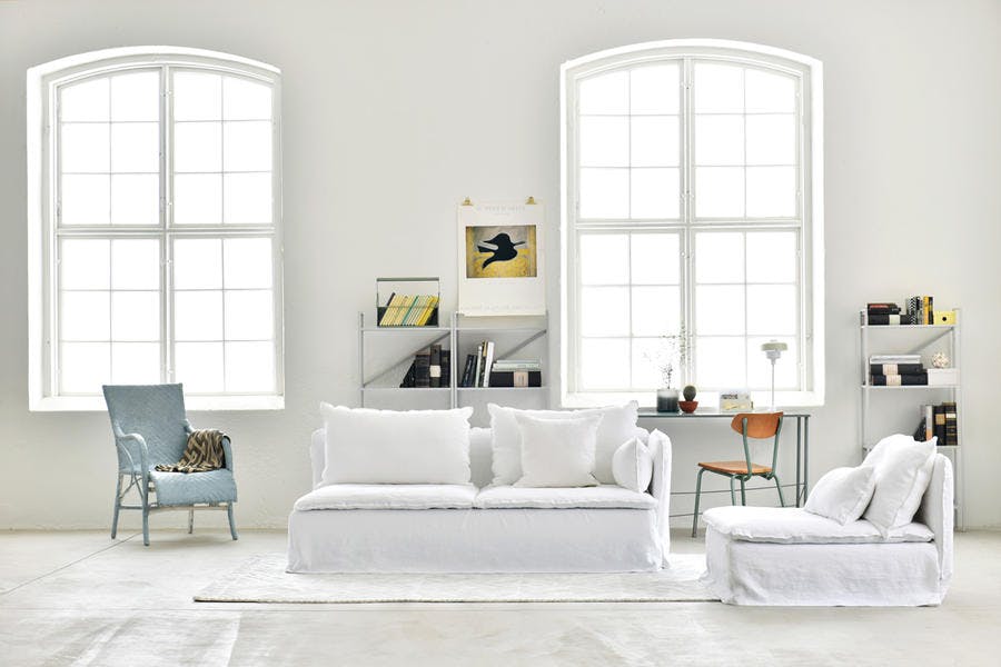 Salon blanc avec canapé Söderhamn d'Ikea recouvert de la dernière collection Loose Fit Urban de Bemz.