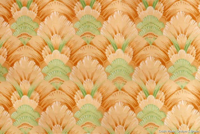Original, le premier papier peint créé en 1946 représente des fleurs, des feuilles ou des plumes stylisées couleur caramel et vert.