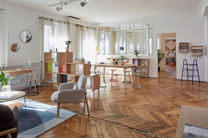 Le showroom de la marque Hartô avec meubles et parquet en bois.