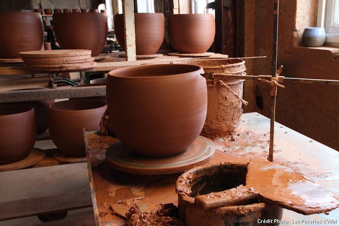 Des poteries en argile rouge en cours de séchage à l'air ambiant.
