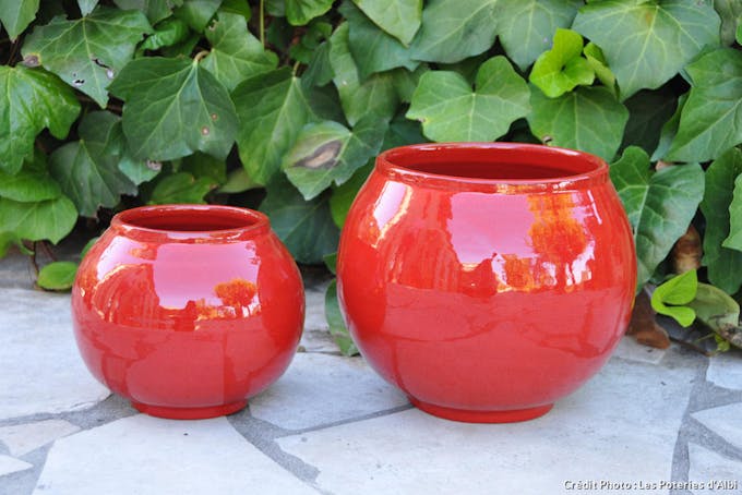 Deux grands pots de couleur rouge.