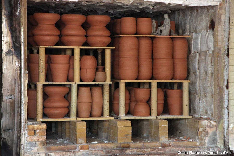 De nombreuses poteries sont été placées dans le four pour être séchées.