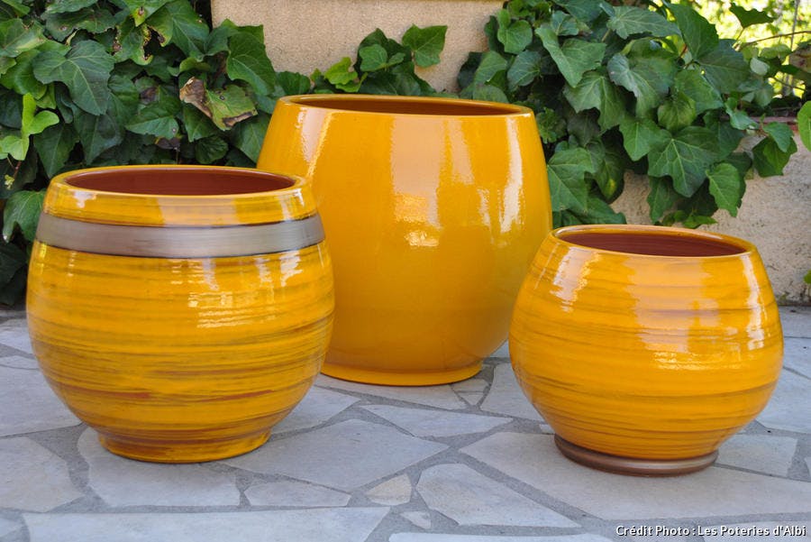 Trois pots de différentes tailles, modèle Bahia, couleur Ibiza Sunshine, un jaune d'or très lumineux.