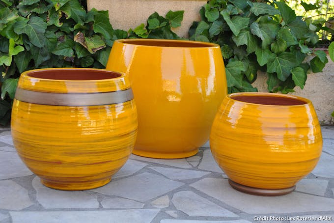 Trois pots de différentes tailles, modèle Bahia, couleur Ibiza Sunshine, un jaune d'or très lumineux.