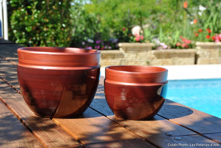 Deux pots de différentes tailles modèle Austral couleur Tango Syrah, un terre de sienne brulée version mat et brillant.