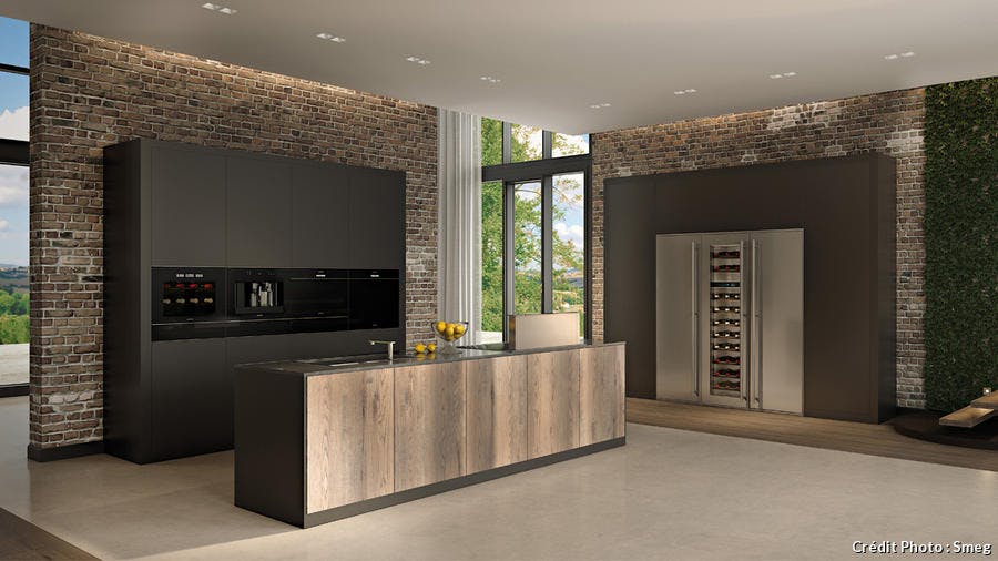 une cuisine contemporaine noire et bois avec des murs de briques