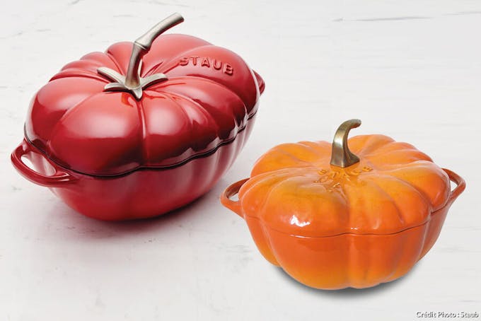 Une cocotte en forme de tomate et une cocotte en forme de citrouille