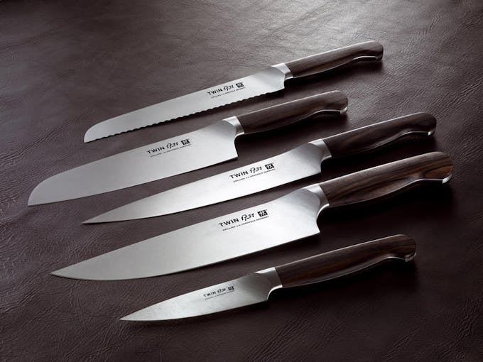 5 couteaux alignés les uns à côtés des autres.