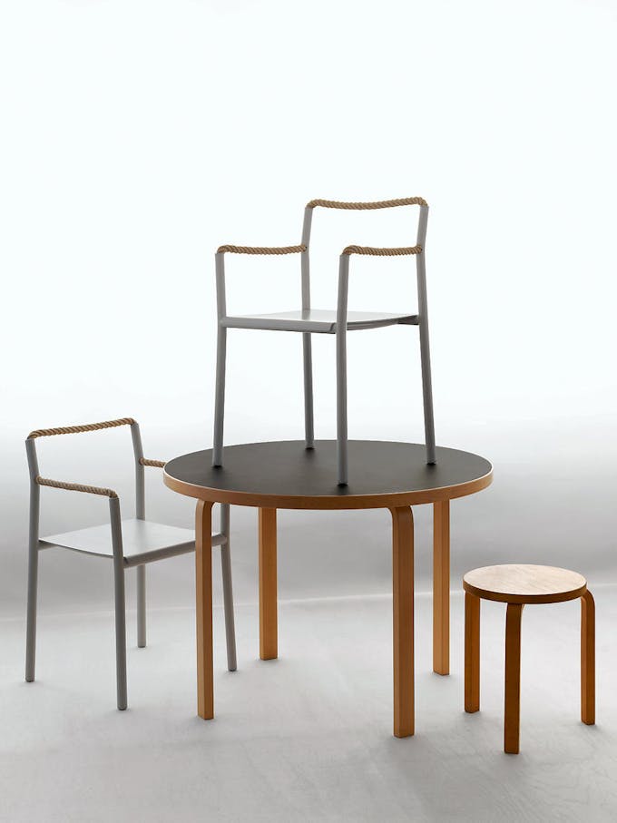 Chaise en métal et corde avec table et tabouret