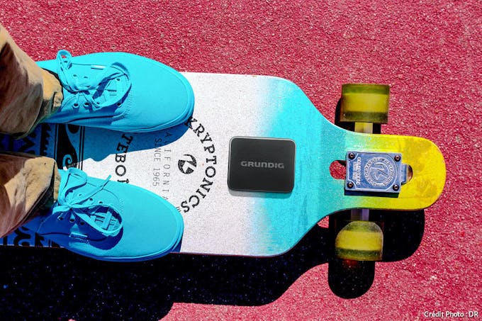 Mini enceinte audio sur une planche de skate