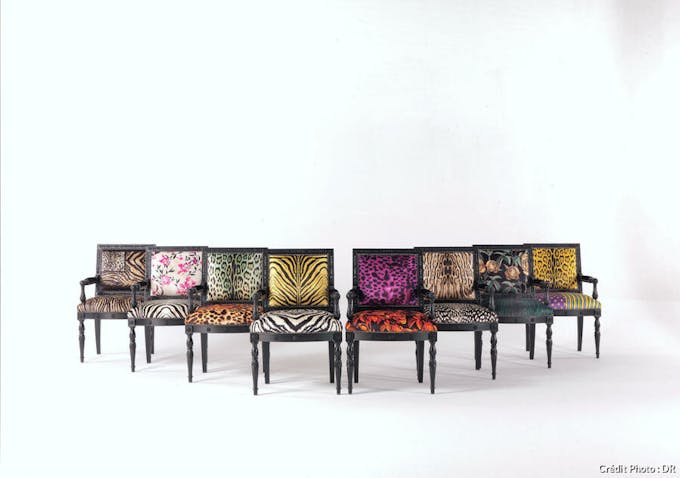 Alignement de plusieurs fauteuils colorés signés Roberto Cavalli