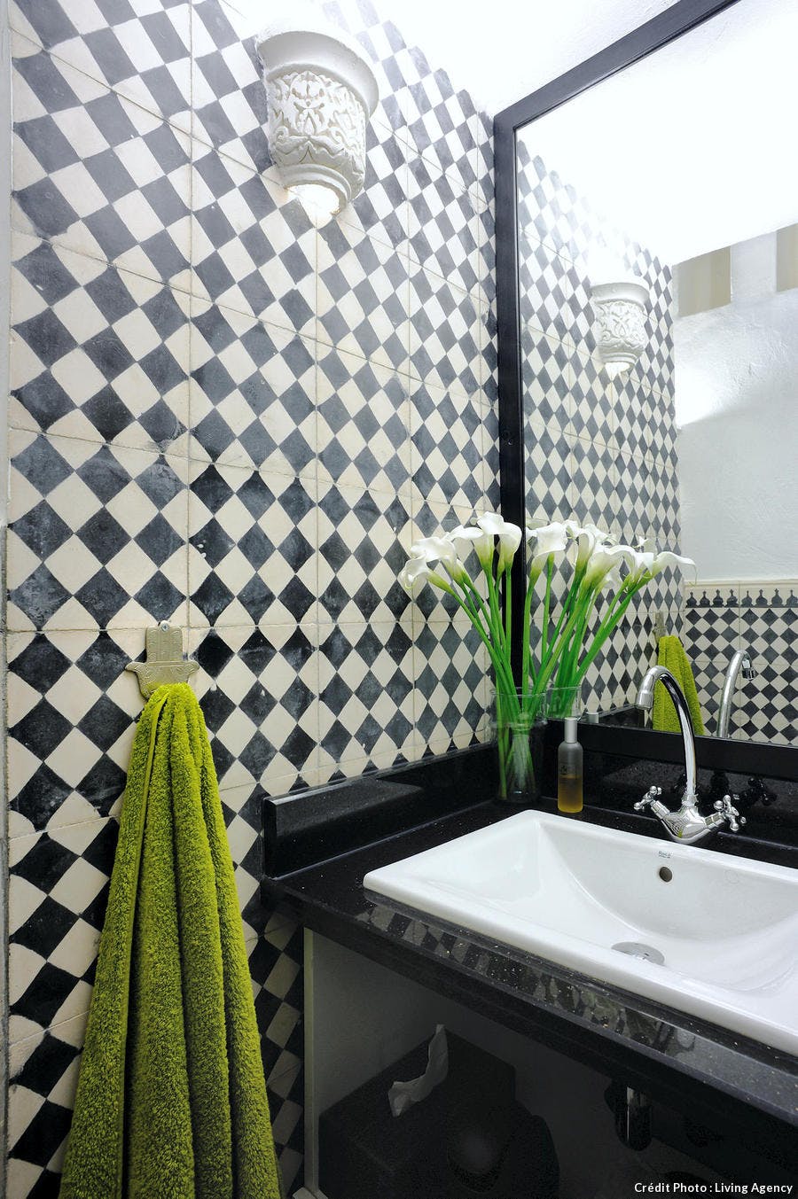 salle de bains noir blanc geometrie carreaux maroc 