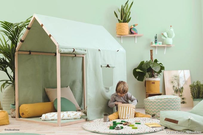 un lit forme cabane pour enfant
