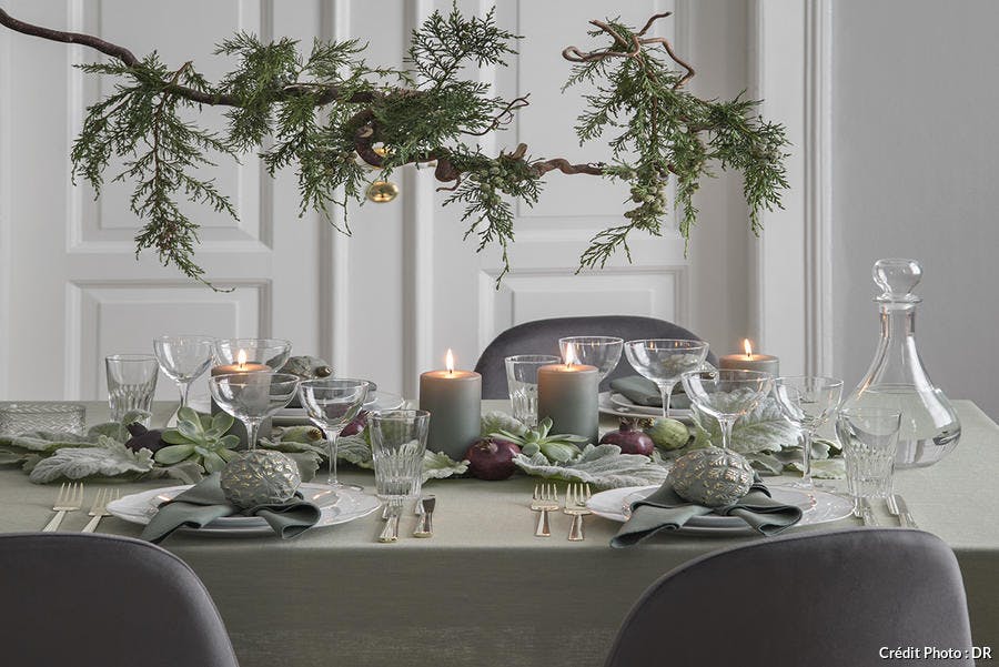 table de noel vegetalisee avec décoration festive