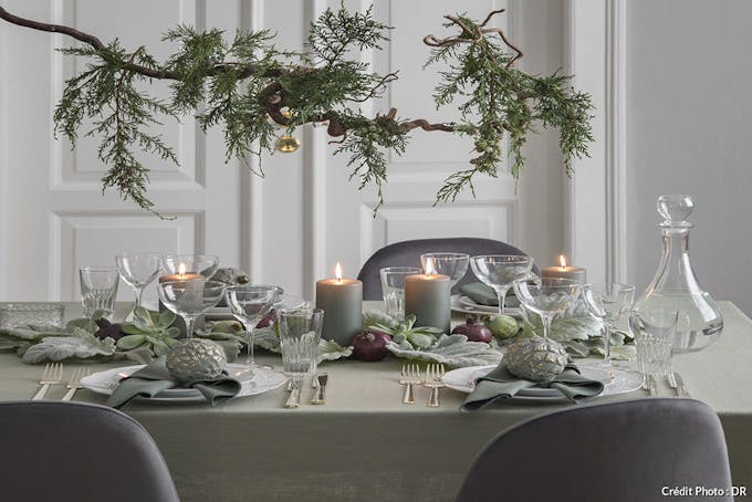 table de noel vegetalisee avec décoration festive