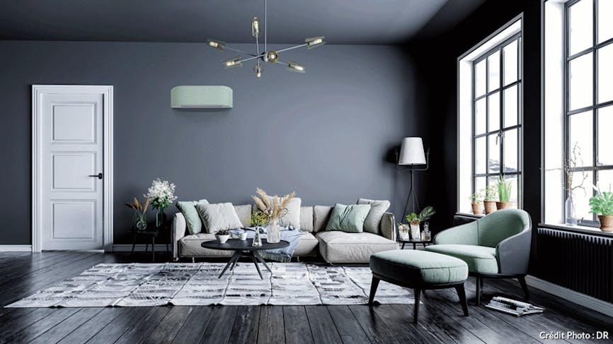 un salon vert et gris avec une climatisation design au mur