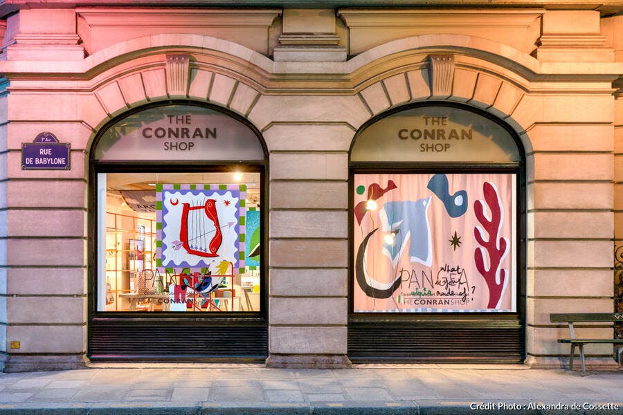 vitrine de tentures imprimées de couleurs Pangea dans la boutique The Conran Shop à Paris
