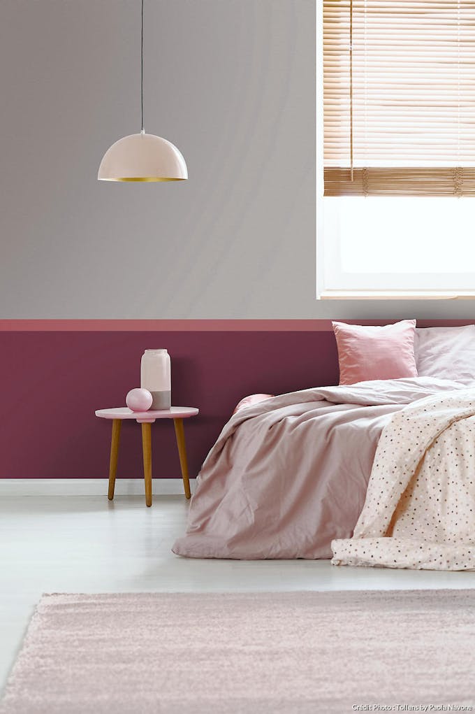 chambre rose avec lit et tapis