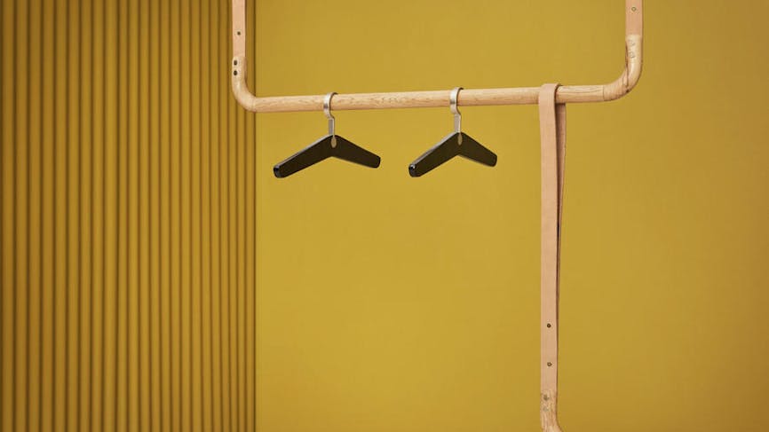 Les designers danois Steffensen & Würtz pour la marque Bolia ont imaginé le portant à vêtements Trapeze.