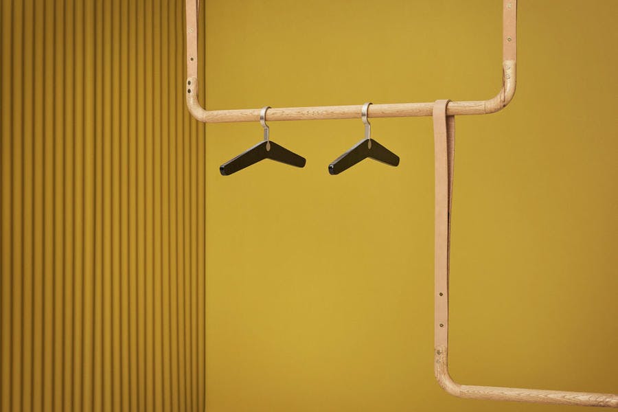 Les designers danois Steffensen & Würtz pour la marque Bolia ont imaginé le portant à vêtements Trapeze. 