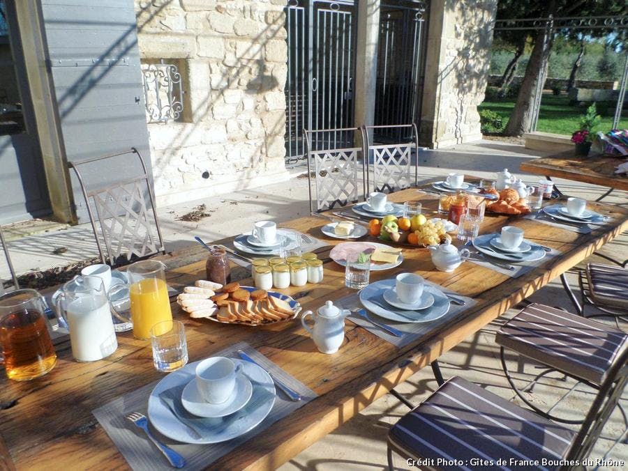petit déjeuner servi dehors sur la terrasse