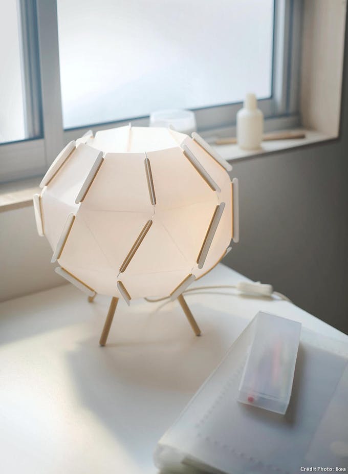 Une lampe de table en plastique