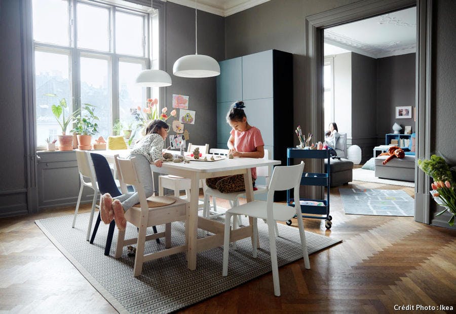 Salle à manger Ikea avec table en bois clair et chaises dépareillées