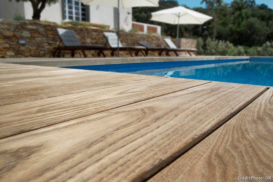 Terrasse de piscine en bois naturel