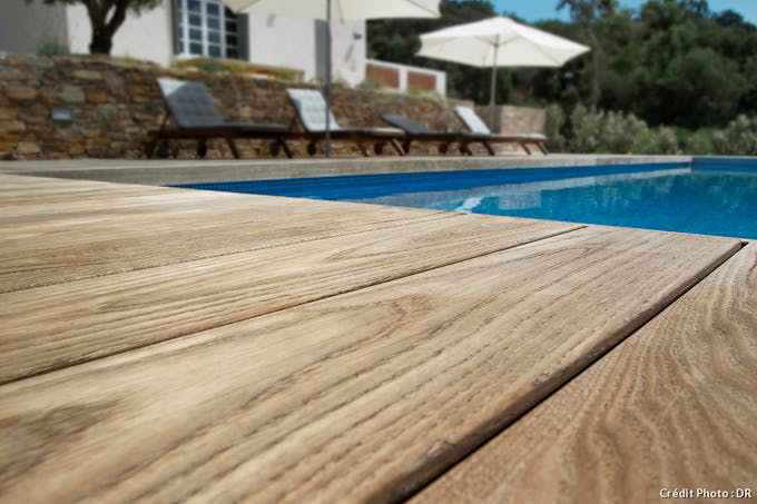 Terrasse de piscine en bois naturel