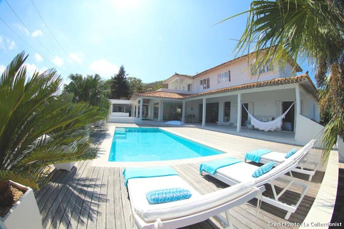 La villa Maraya, sa piscine et sa terrasse