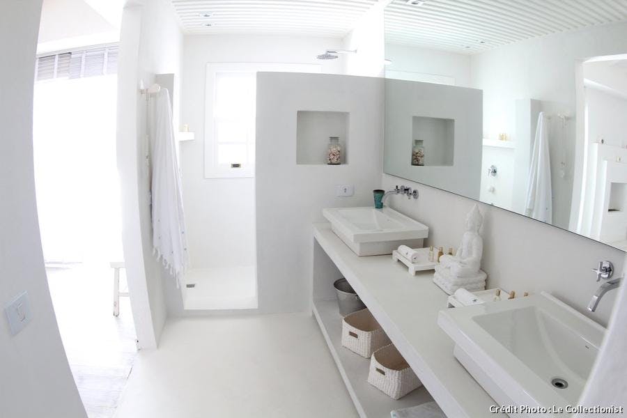La salle de bain blanc de blanc de la Villa Maraya
