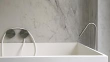 Eclairez votre salle de bains avec du marbre
