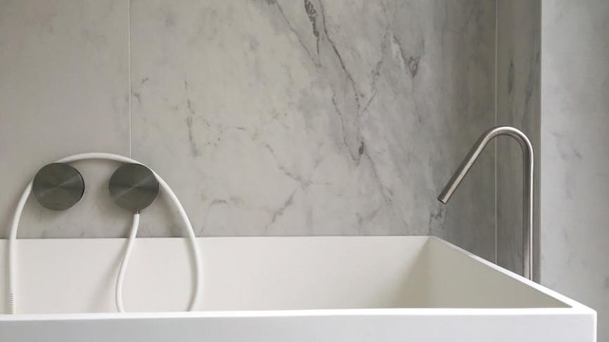 Eclairez votre salle de bains avec du marbre