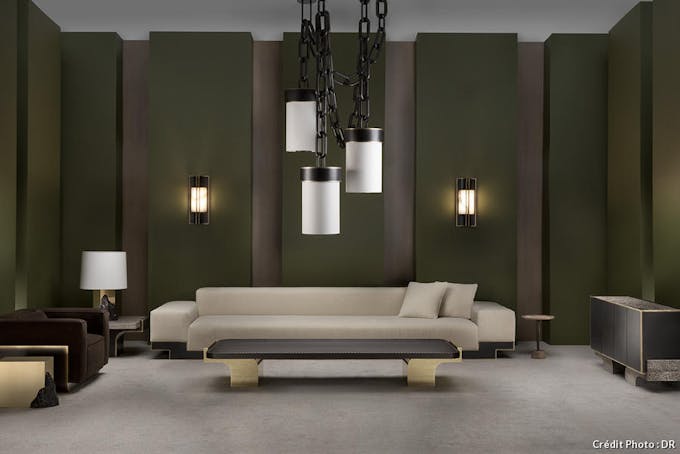 Canapé et luminaires dans un salon de couleur beige