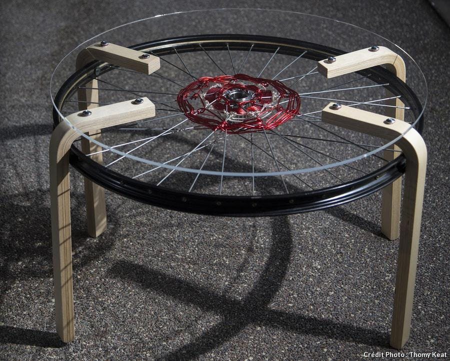 table réalisée avec des rayons de vélo
