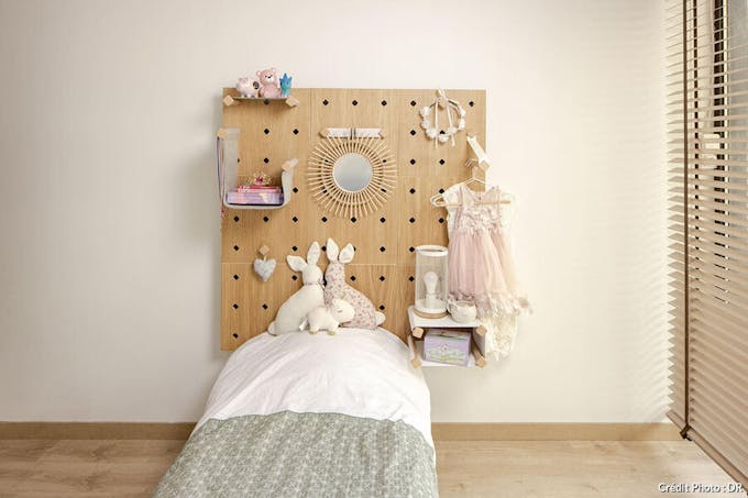 une chambre d'enfant avec une tête de lit personnalisable façon pegboard
