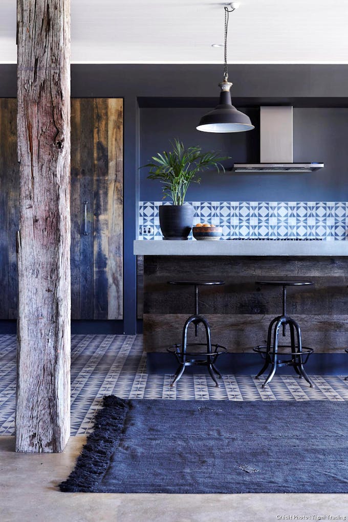 Un tapis bleu nuit avec des franges dans une cuisine esprit rustique industriel