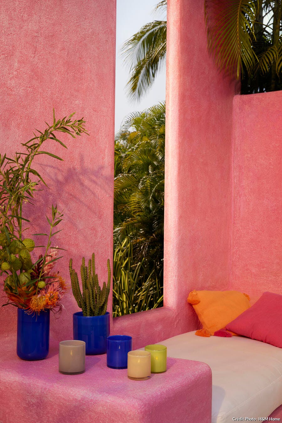 des vases colorées sur une terrasse rose