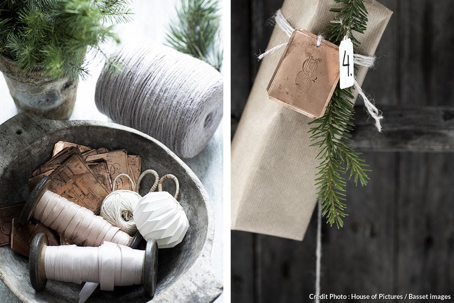 des paquets cadeaux de Noel customisés avec des branches de sapin et une étiquette en cuivre