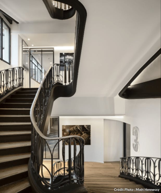 Des escaliers de luxe au faste d'antan dans les nouveaux locaux de Moet Hennessy à Paris