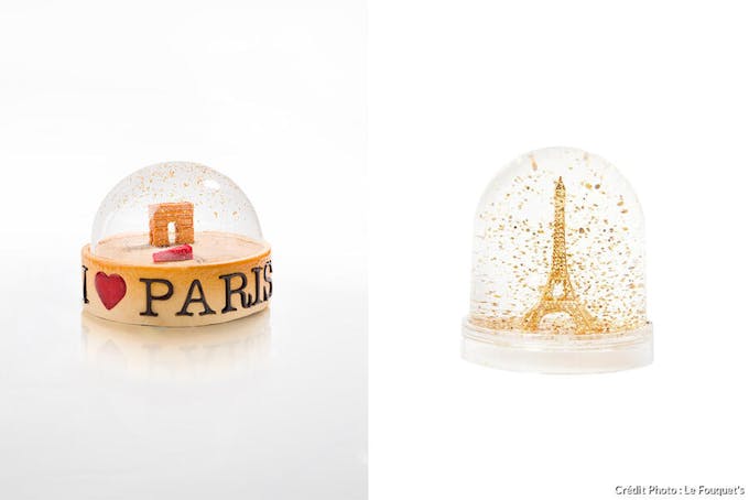 Bûche en forme de boule à neige touristique Paris