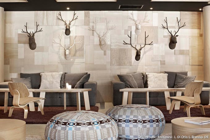 Salon commun à l'hôtel Altapura avec mobilier et décoration alpins au design contemporains. 