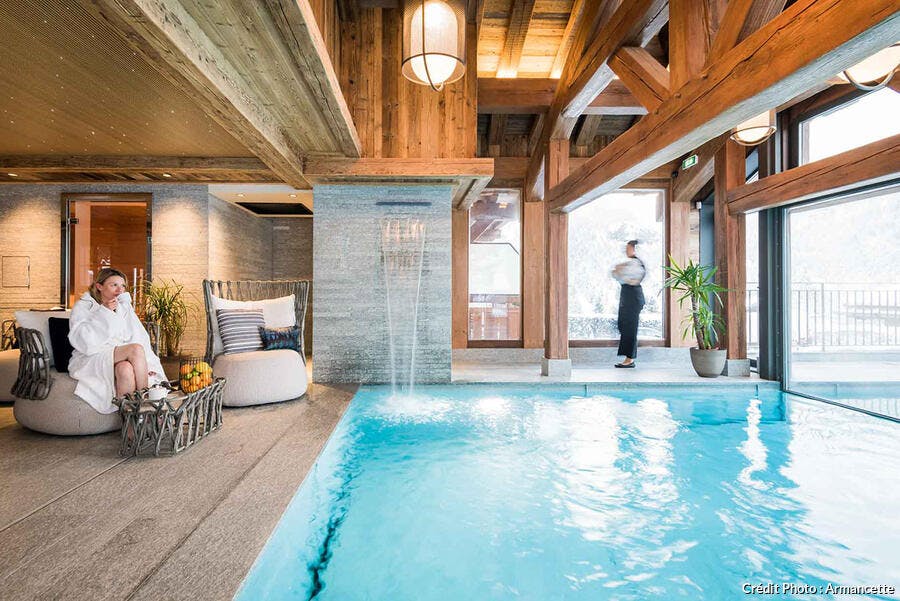 Spa de l'hôtel cinq étoiles avec piscine intérieure à l'eau bleue turquoise.