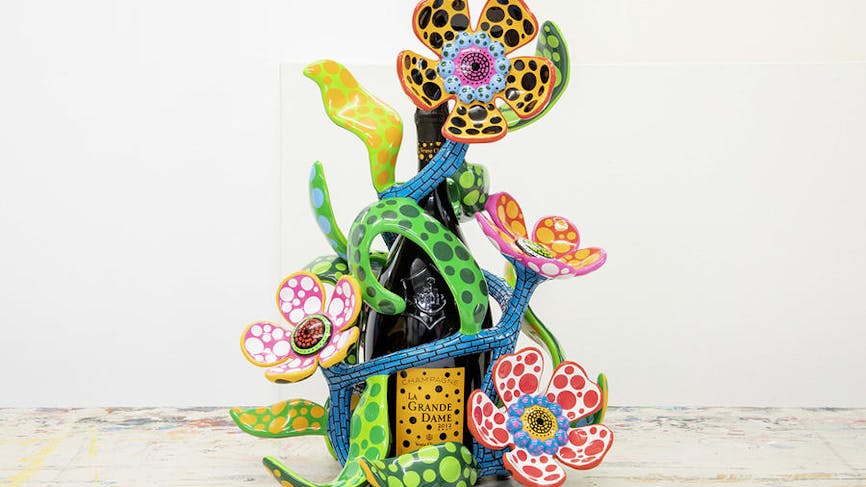 Bouteille habillée d'une scuplture en fleurs colorées, fruit de la collaboration entre la maison Veuve Clicquot et l'artiste Yayoi Kusama.