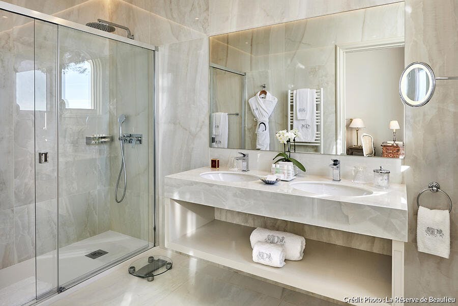 Une salle de bains luxueuse à La Réserve de Beaulieu.