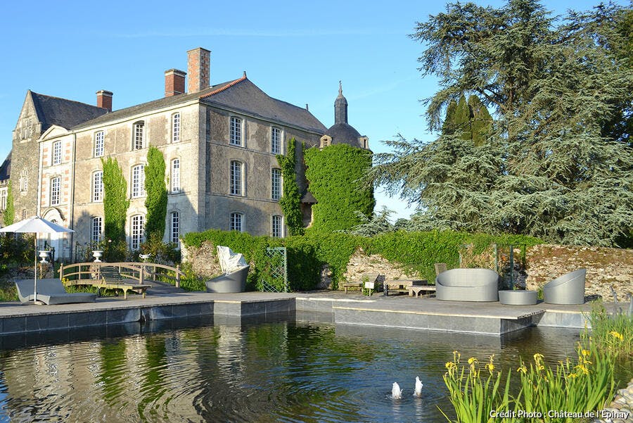 Vue du Château de l'Épinay depuis sa piscine naturelle.