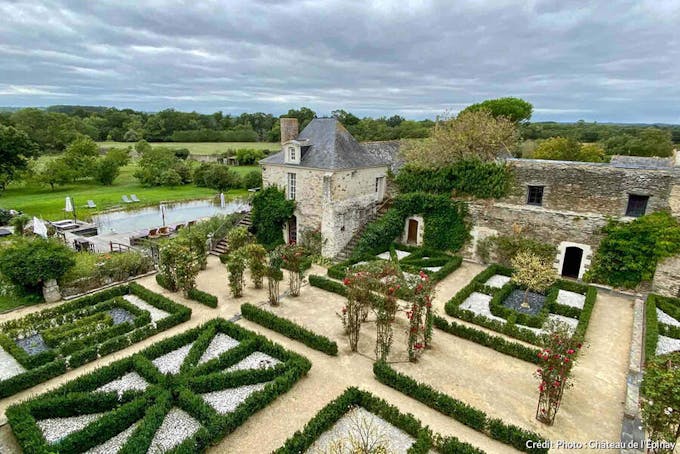 Vue des jardins à la française parfaitement taillés aux arbustes géométriques.