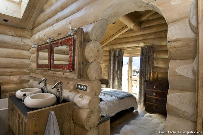 Une salle de bains chaleureuse en troncs de bois au Lodge des Sens.