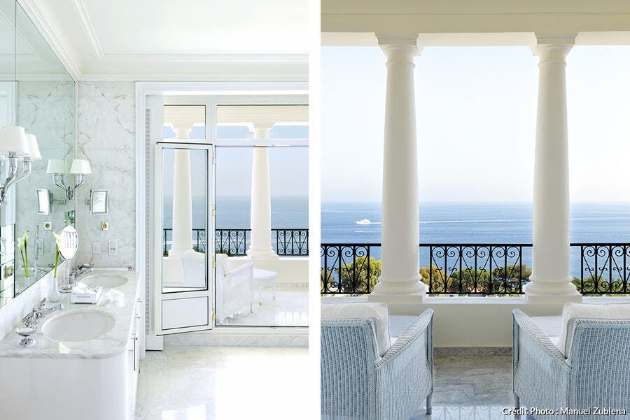 Salle de bain en marbre blanc et terrasse avec vue sur la mer.